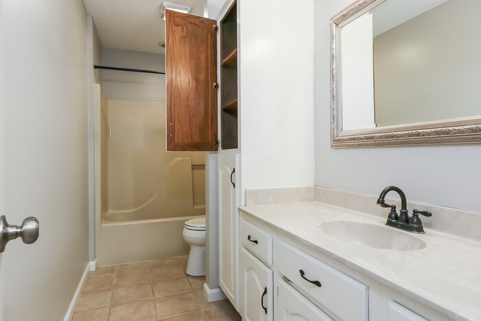 Building Photo - 210 Dogwood Pl Dr