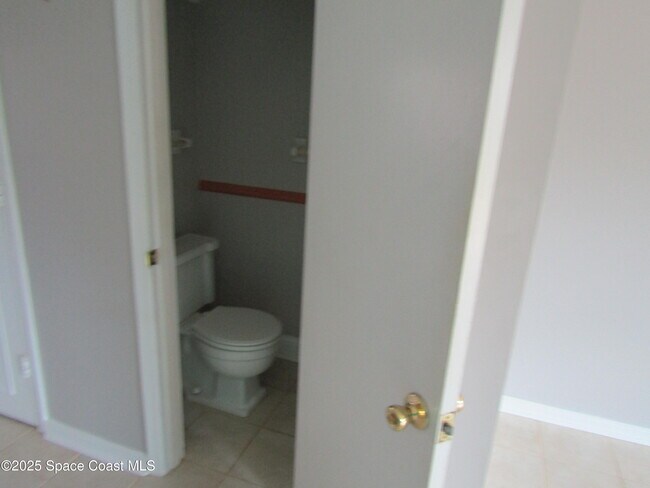 Building Photo - 910 S Colonial Ct