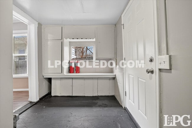 Building Photo - 3905 Peru St