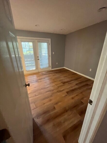 Building Photo - 417 W 8th St