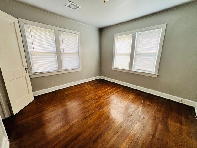 Building Photo - Nice 3 Bedroom 1 Bathroom Home With Detach...
