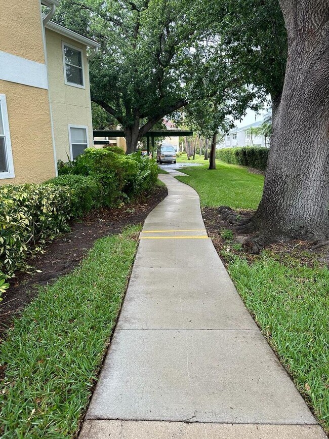 Building Photo - Beautifully  3-bedroom, 2-bath unit located in the desirable Venetian Palms community in Fort Mye...