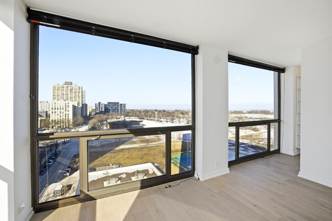 Building Photo - 4343 N Clarendon Ave