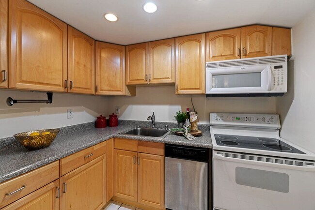 Building Photo - Kalorama Two Bedroom Duplex on Quiet Street! Private Patio/Decorative Fireplace & More!