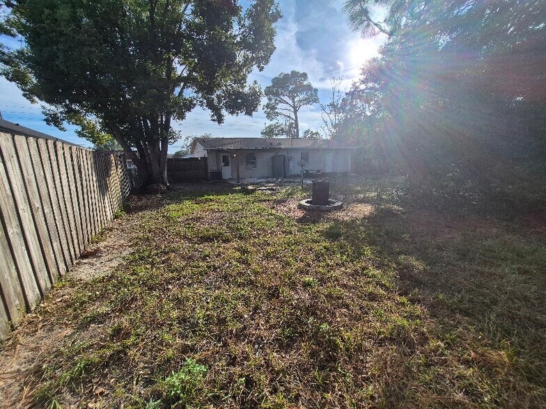 Building Photo - 13095 Linden Dr