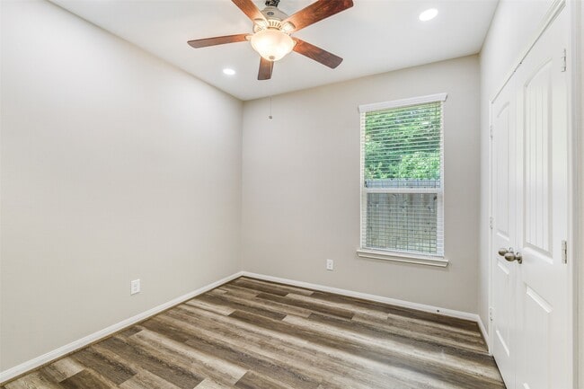 Building Photo - 12635 Lakeshore Dr