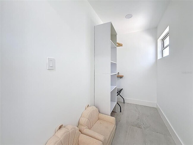 Building Photo - 25 Island Dr