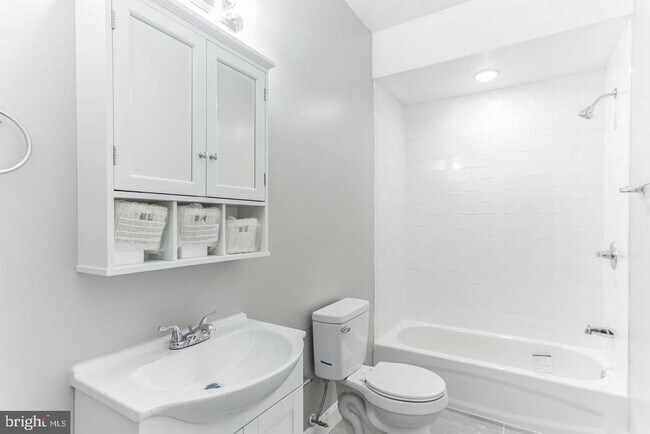 Building Photo - 667 N 39th St