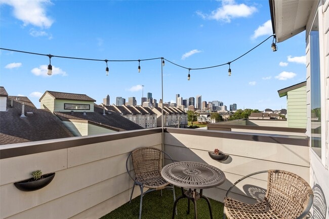 Building Photo - 2104 Dennis St