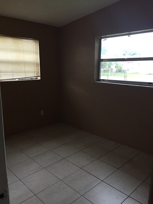 Building Photo - Nice 3-1 house next to SWAP SHOP