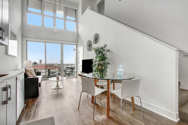 Building Photo - 1168 S Barrington Ave