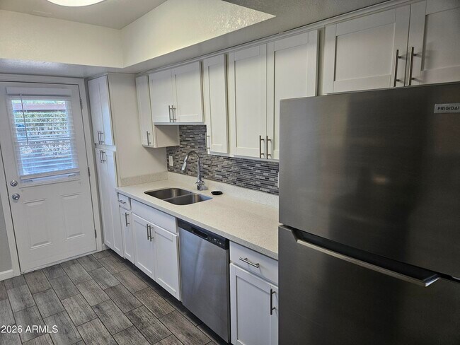 Building Photo - 3818 E Earll Dr