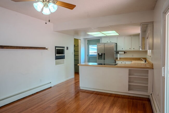 Building Photo - Spacious 6 bedroom home with 3 non conform...