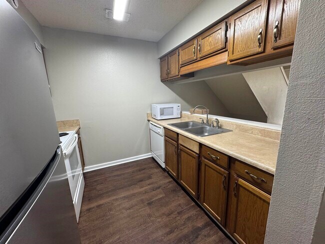 Building Photo - 2365 Parrot Ln