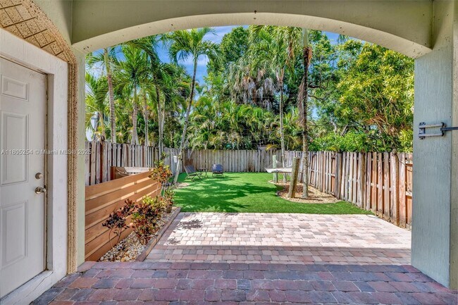 Building Photo - 853 SW 11th Ct
