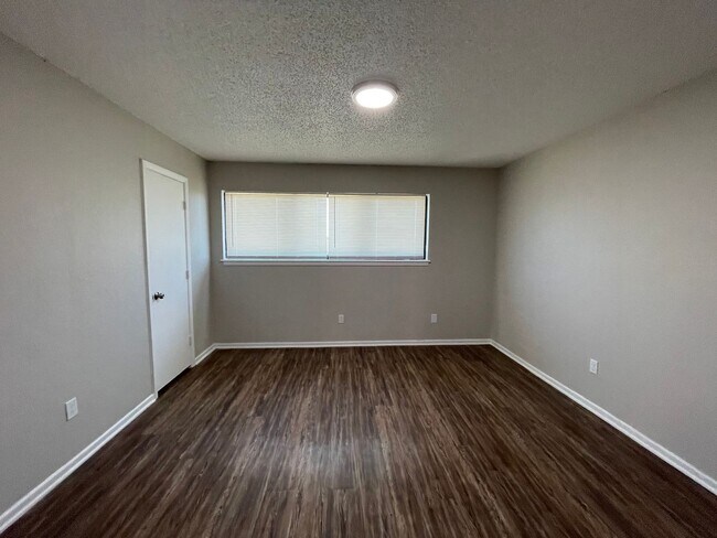 Building Photo - 6917fre