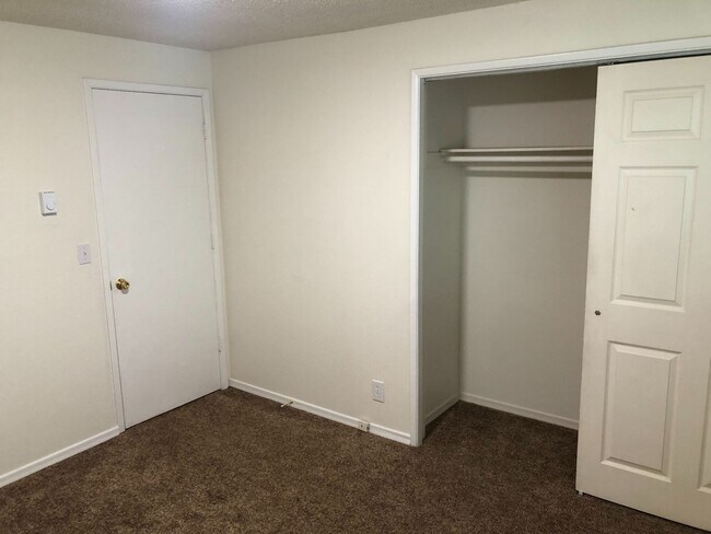 Building Photo - Three Bedroom Duplex in South Salem