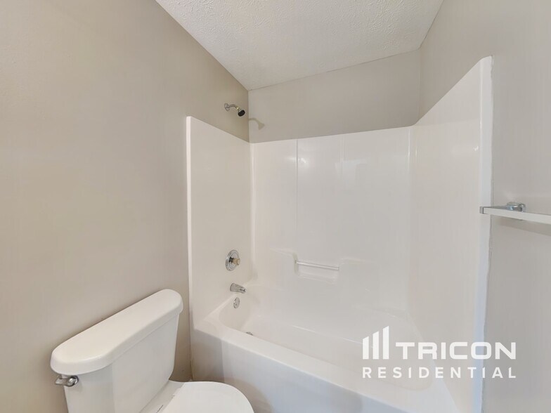 Building Photo - 734 Trickle Ln