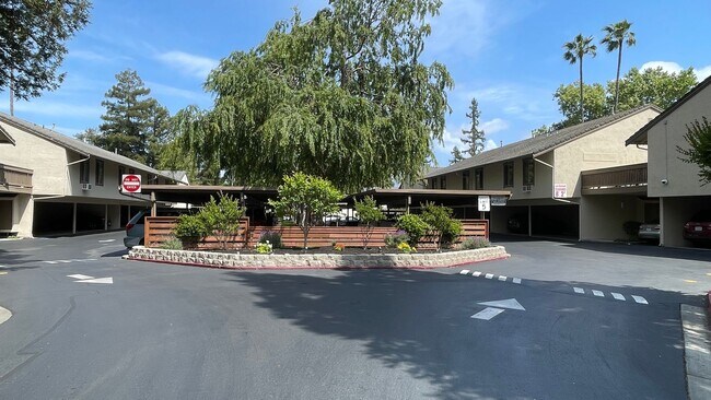 Building Photo - Walnut Creek! 1 bedroom 1 bath  excellent location walk to Bart & Bay Club, minutes to Downtown!