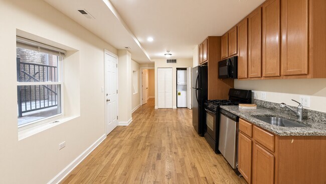 Building Photo - 3354 W Wilson Ave