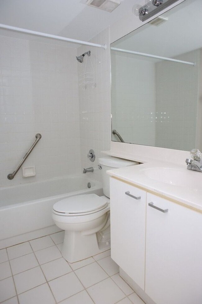 Building Photo - ANNUAL RENTAL - 2 Bedroom, 2 Bath Condo in...