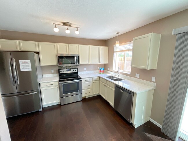 Building Photo - 4 Bedroom Home Available Near N Powers Bl ...