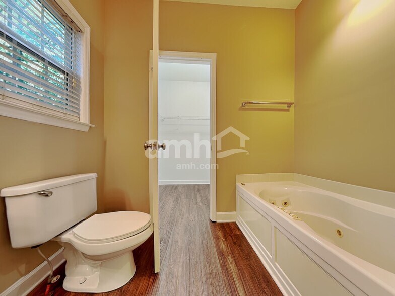 Building Photo - 3150 Glenshire Dr