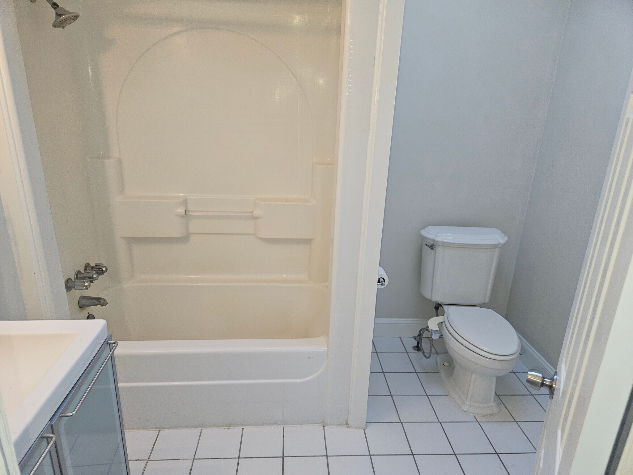 MBA with shower and tub - 1248 Florida Ave NW