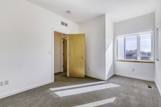 Building Photo - Bright Contemporary 3 Bedroom 2 Bath - August 1st!