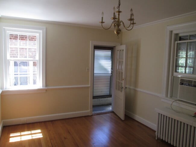 Building Photo - -- AVAILABLE JULY 17TH -- 3 BR / 1 BA Bric...