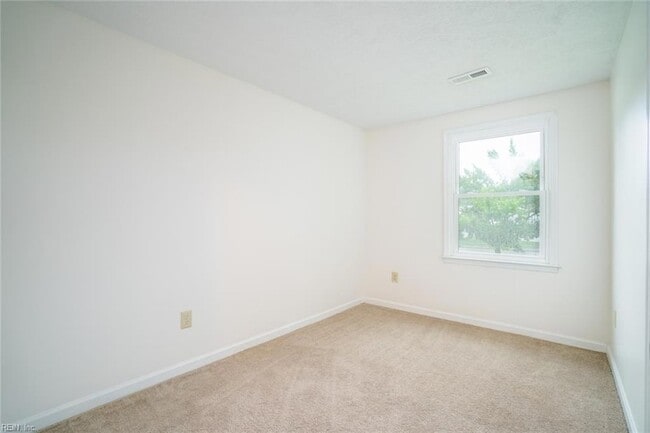 Building Photo - 327 Settlers Landing Rd