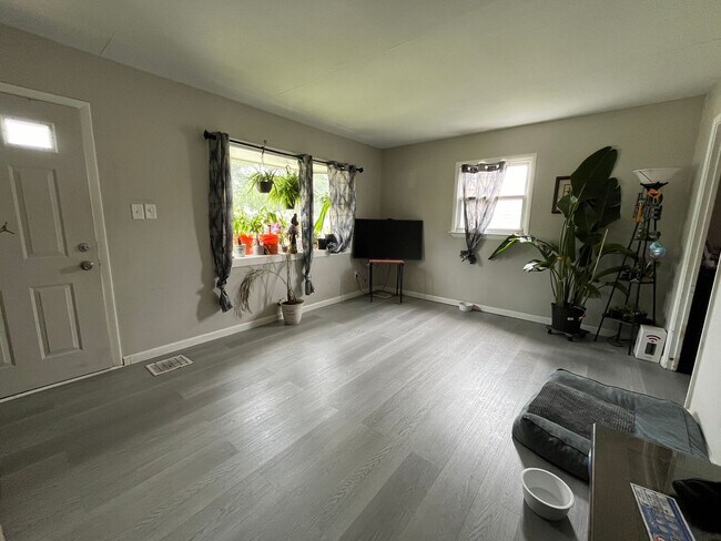 Building Photo - A newly remodeled 2-bedroom, 1-bathroom ranch home with central air and gas heat in a fantastic l...