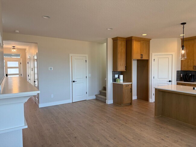 Building Photo - Beautiful Ridgefield Home with Modern Finishes, Spacious Layout, Attached Garage, and Convenient ...