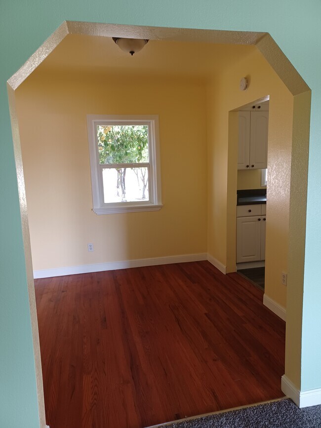 Building Photo - 2002 Hendricks Ln