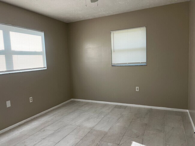 Building Photo - 2BD/1BA/Single carport - Venice