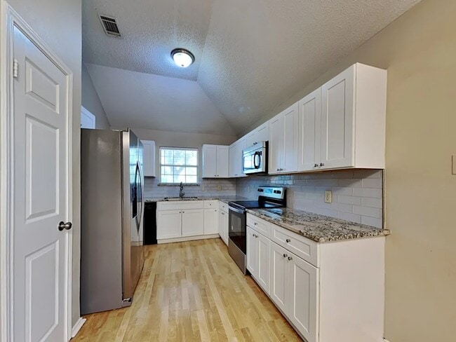 Building Photo - 922 Teakwood Ln