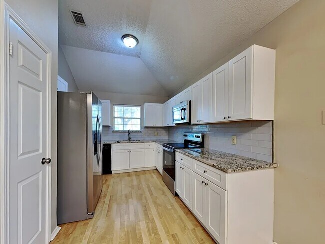 Building Photo - 923 Teakwood Ln