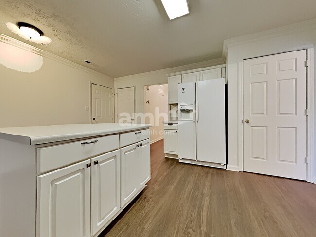 Building Photo - 815 Dowry Lane