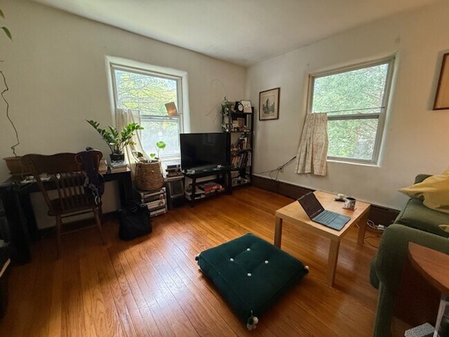 Building Photo - Cozy Urbana Apartment with Hardwood Floors Near Downtown