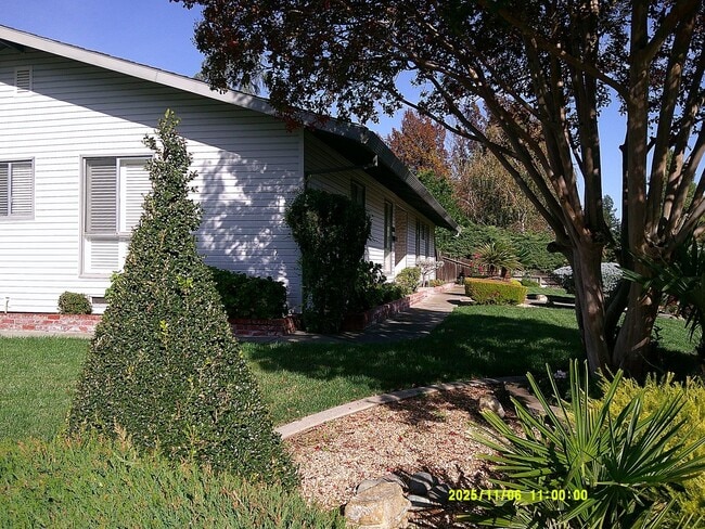 Building Photo - 390 S Almond St