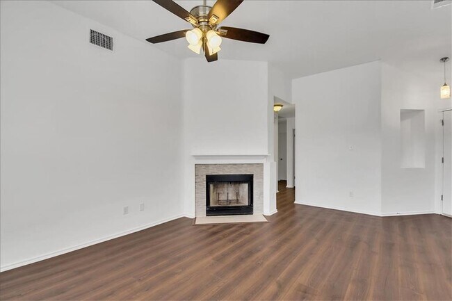 Building Photo - 1101 Disraeli Cir