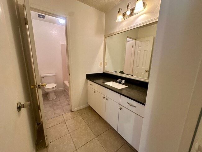 Building Photo - For Lease | 2 Bed, 1.5 Bath | 900 Sq Ft | Meadow Village