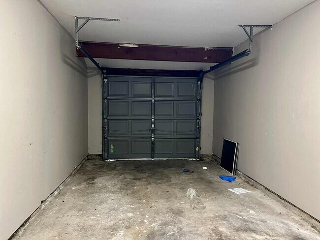 Building Photo - 9529 Chesterfield Dr