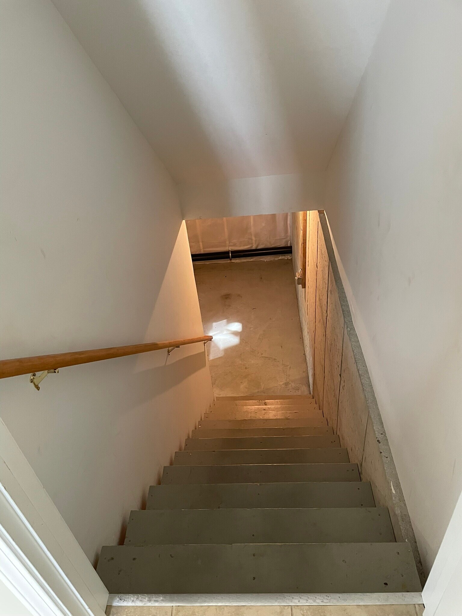 Private Basement - 2020 Palmer Rd