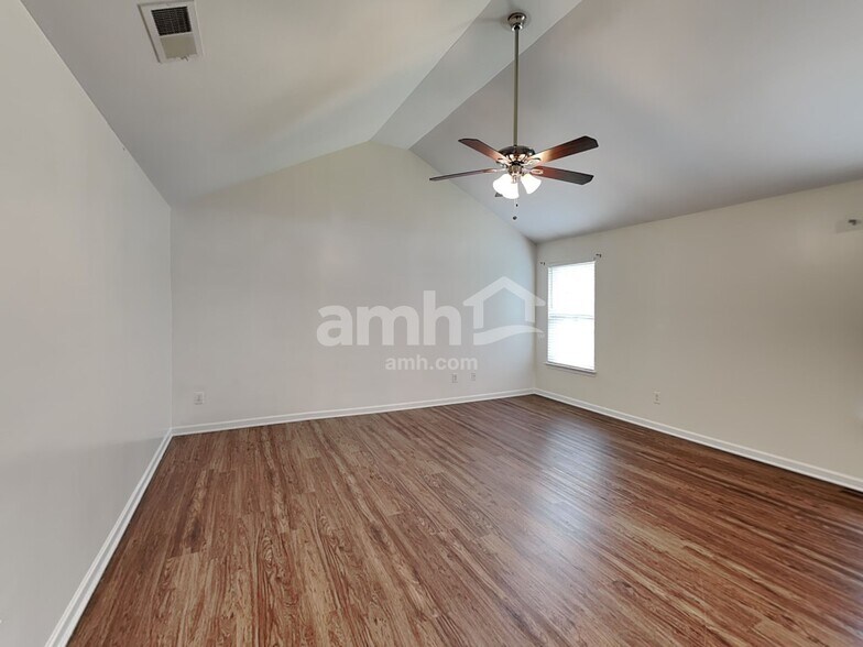 Building Photo - 2425 Valley Creek Dr
