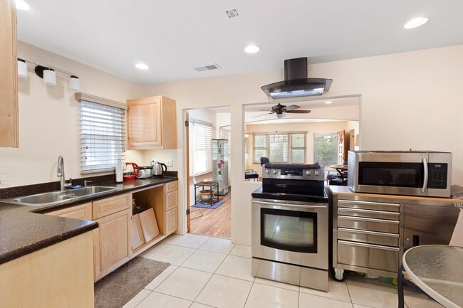 Building Photo - West Hills Home - Peaceful Semi-Rural Living