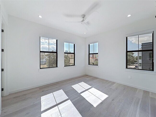 Building Photo - 1302 E Kay St