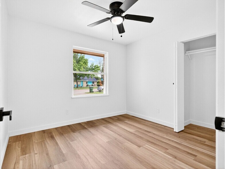 Building Photo - 709 Brookview Dr