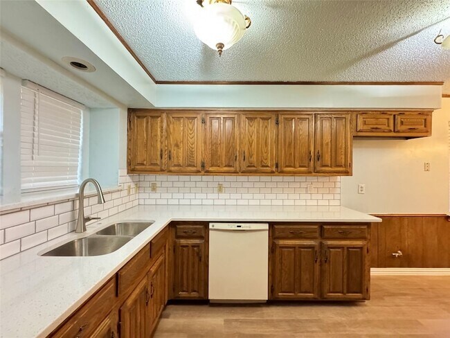 Building Photo - 1925 Glen Hill Dr