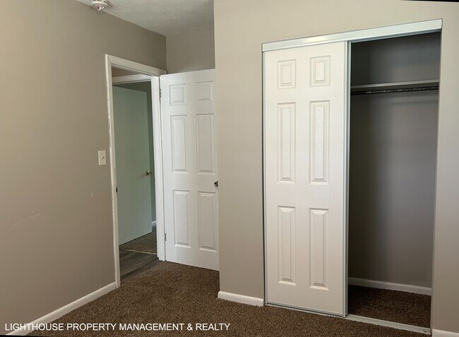 Building Photo - Spacious 4 Bed/2 Bath Home with HUGE Fence...
